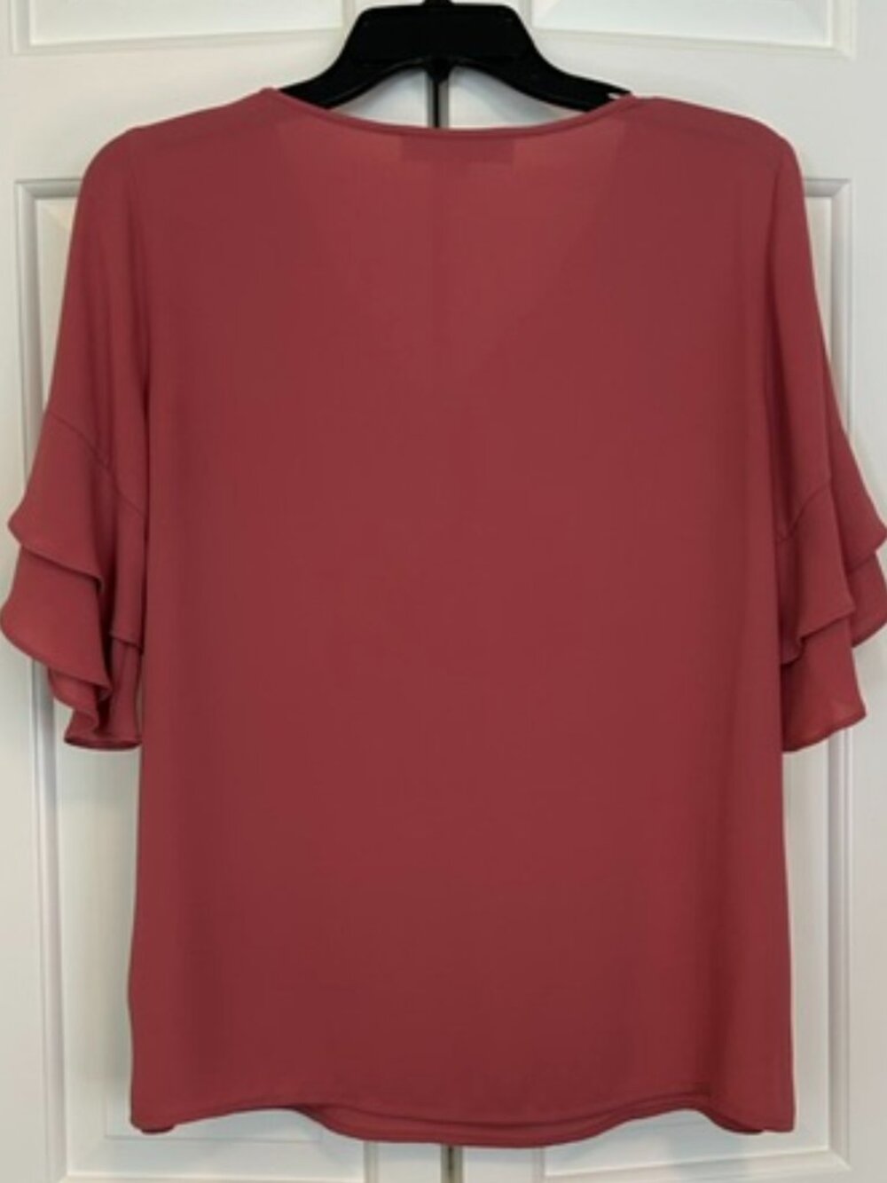 LOFT EUC Dusty Rose Tiered Flutter Sleeve V-Neck Blouse Small - Picture 2 of 5